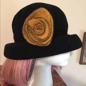 NWOT Wool flower pin